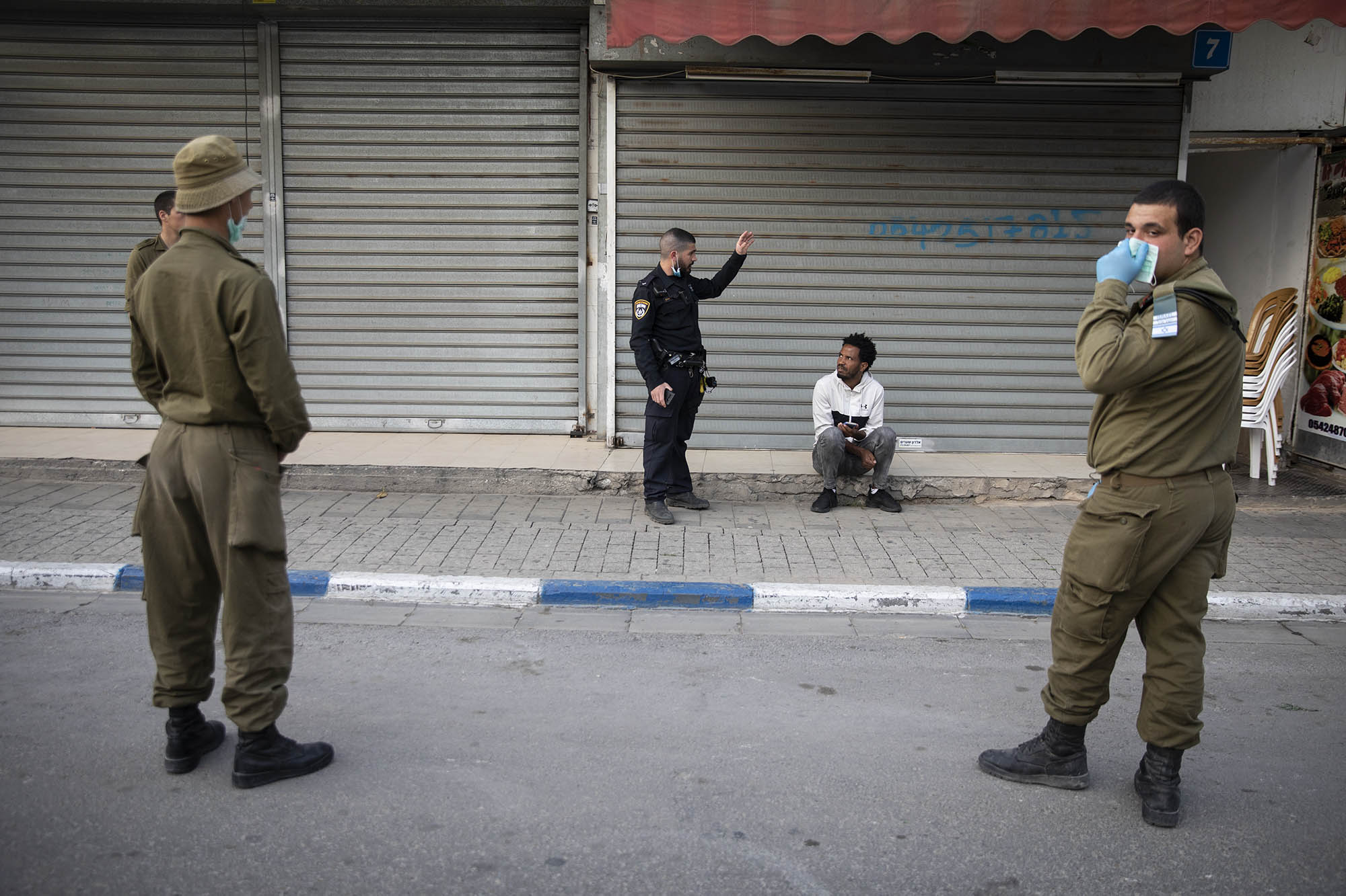  Soldat:innen und Polizisti:innen patrouillieren im Lockdown die Straßen von Süd-Tel Aviv, Tel Aviv 2020. Foto: Activestills