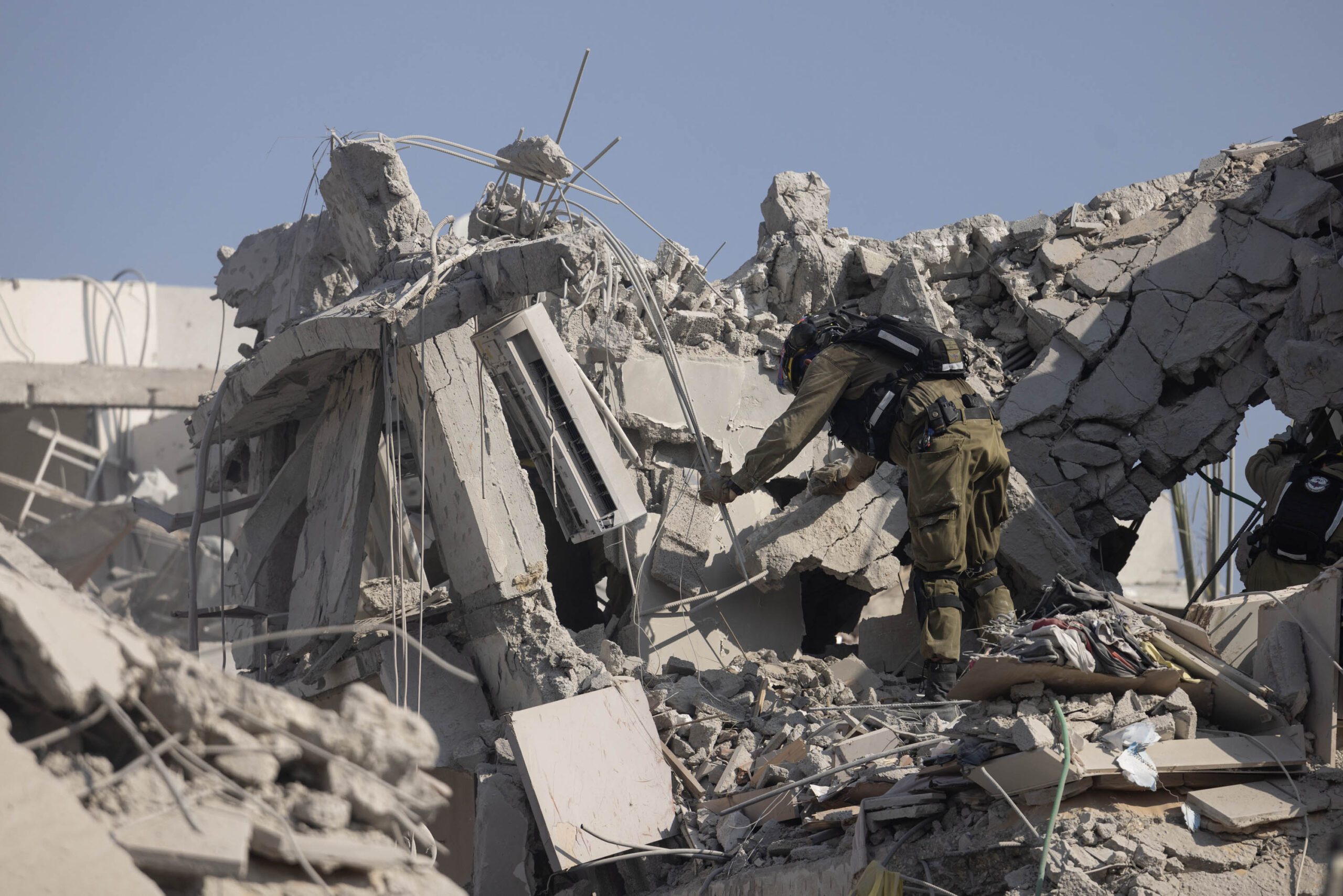 Die zionistische Linke verlässt sich prinzipiell auf die grenzenlosen Fähigkeiten des Militärs, und wird immer wieder enttäuscht. Die Ruine eines Gebäudes in Rischon LeZion, das von einer iranischen Rakete getroffen wurde. 14. Juni 2025. Foto: Oren Ziv