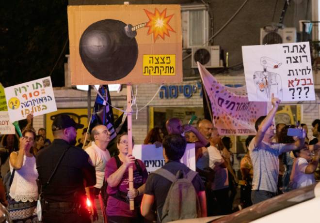  Demonstration gegen Verschärfungen der Corona-Bestimmungen in Tel Aviv. „Willst Du im Gefängnis leben?“ und „Zeitbombe“, lauten manche Parolen, Oktober 2021. Foto: ActiveStills