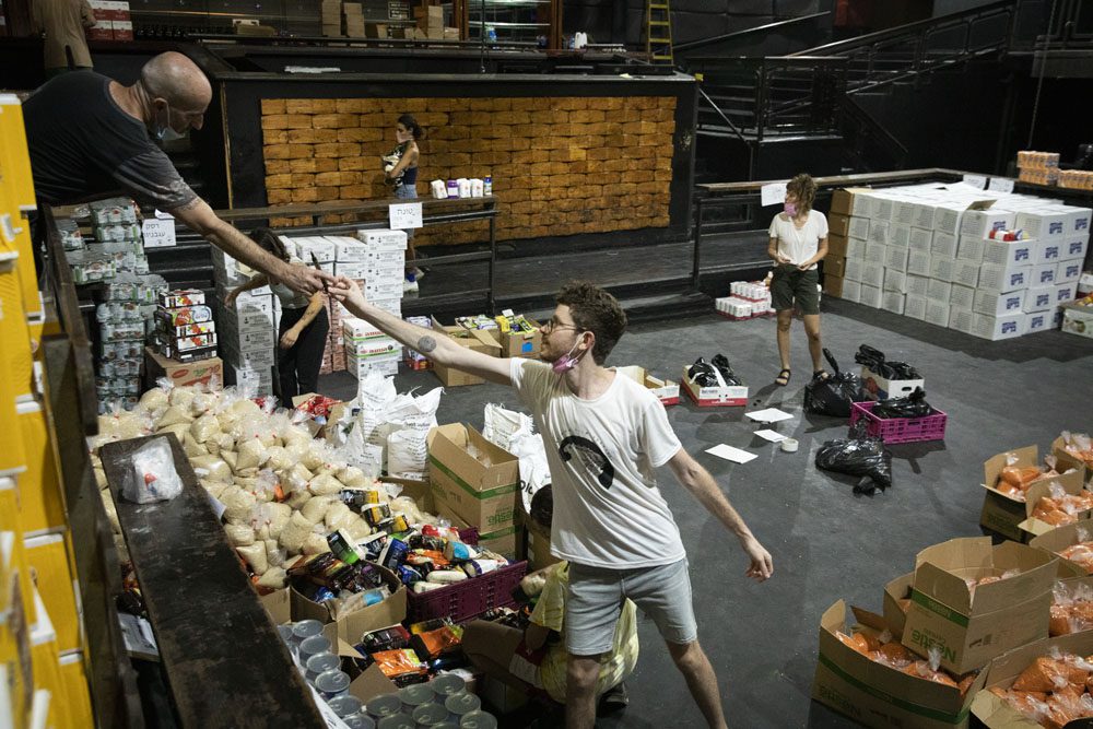  Solidaritätsgruppe, die Essens- und Materialspenden an Hilfsbedürftige in ganz Israel sammelt und verteilt, Tel Aviv 2020. Foto: Activestills