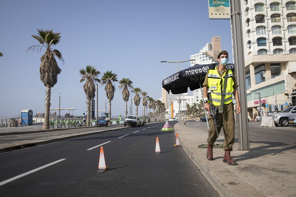  Provisorischer Checkpoint auf der Strandpromenade in Tel Aviv, 2021. Foto: Activestills