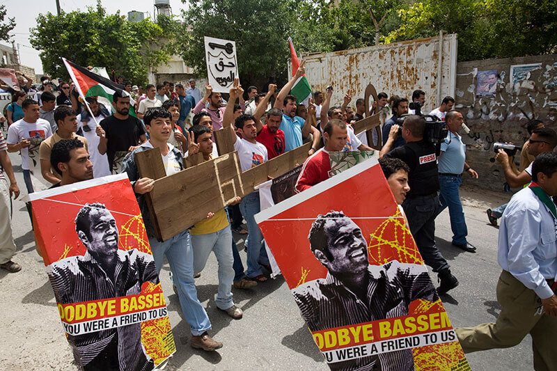  Aktivist*innen marschieren während eines Protests zum Nakba-Tag, Bil'in, Westbank, 15. Mai 2009.