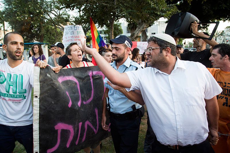  LGTBQ Aktivist*innen protestieren  gegenüber einer Demonstration von rechten Siedler*innen und Süd-Tel Aviver Einwohner*innen gegen afrikanische Asylbewerber*innen, in Süd-Tel Aviv, 19. August 2015.
