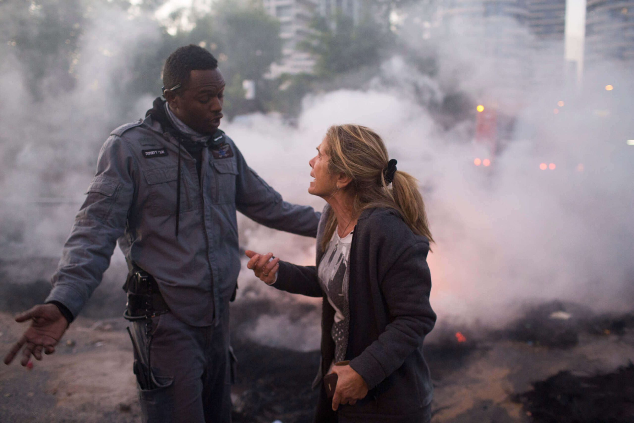  Ein israelischer Polizist und eine Bewohnerin des Tel Aviver Viertels Givat Amal während der Zwangsevakuierung von Familien für ein "Räumung und (Neu-)Bau"-Projekt. Dezember 2014. Foto: Activestills