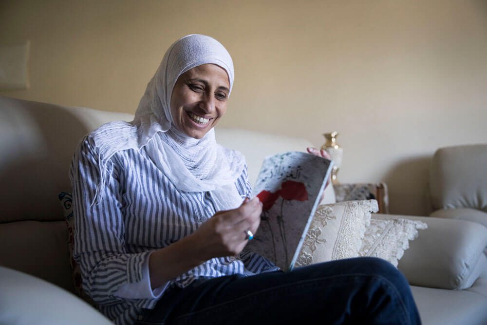  Darin Tatour, eine palästinische Dichterin in ihrem Haus in Nazareth. Sie wurde 2015 aufgrund eines Gedichts auf facebook für drei Monate inhaftiert und steht seitdem unter Hausarrest. Ihr Verfahren ist noch nicht abgeschlossen. 2017. Foto: Activestills