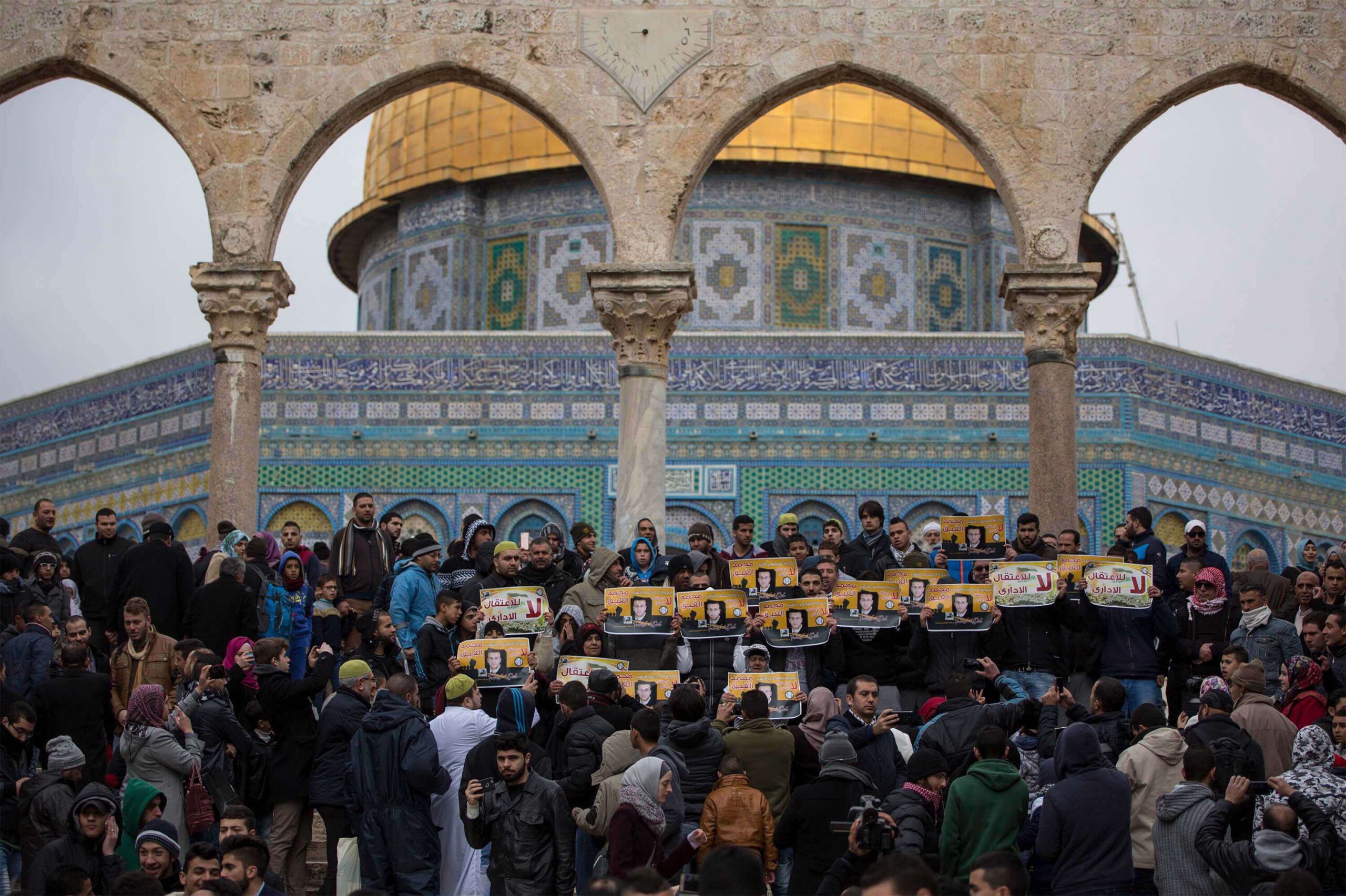  Palästinenser*innen demonstrieren für die Freilassung des in Administrativhaft befindlichen Journalisten Mohammed al-Qiq, der in 2016 in Hungerstreik gegangen war. Jerusalem, 29.1.2016 (Foto: Activestills)