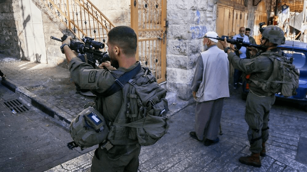 Israelische Sicherheitskräfte bewachen eine jüdische Führung durch die Stadt Hebron im Westjordanland, 29. Juni 2024. Foto: Flash90/Wisam Hashlamoun