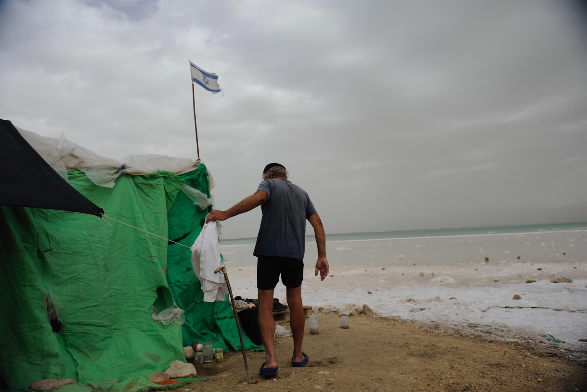  Obdachloser am Toten Meer. Foto: Daniel Tchetchik<b class="textmedia__copyright"></b>