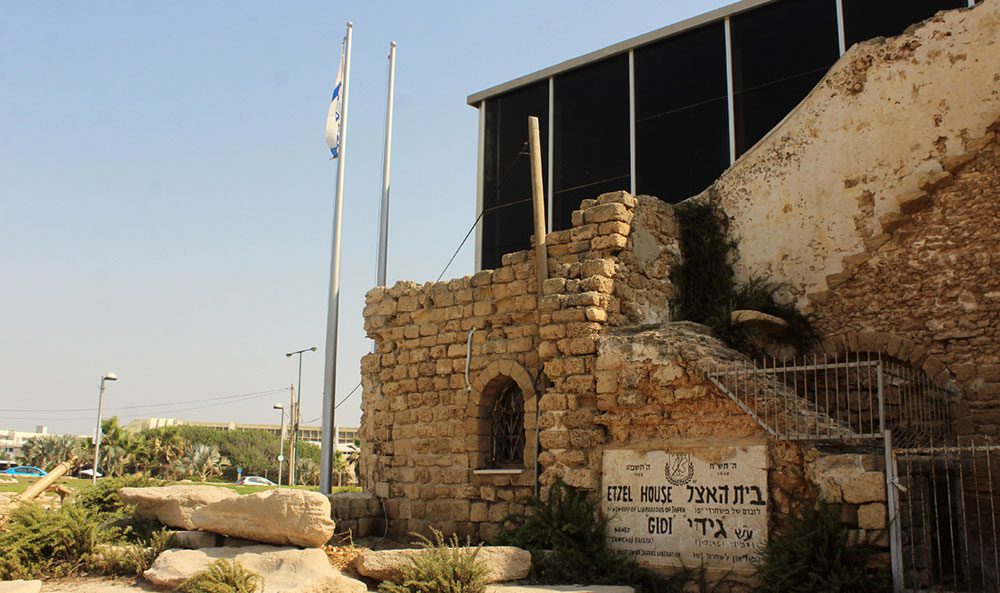  Ruine des Sitz des Mukhtars (Dorfvorstehers) von Manshiya, einstiger Bezirk von Jaffa. Heute befindet sich dort,  gelegen an der Strandpromenade von Tel Aviv, das Etzel-Museum. Die paramilitärische jüdische Untergrundorganisation nahm 1948 Jaffa ein.