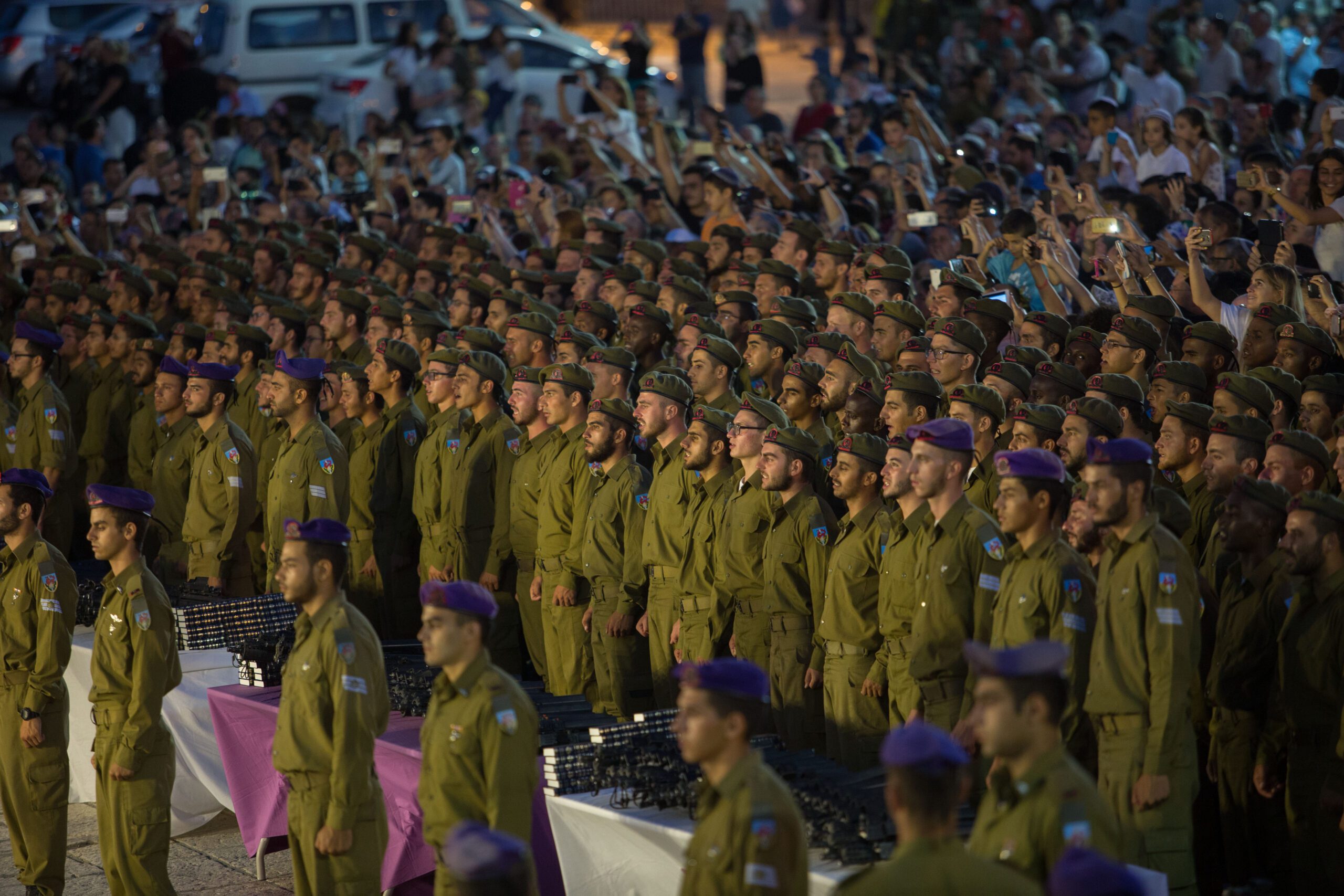Israelische Soldaten nehmen an einer Vereidigungszeremonie teil, an der Klagemauer in der Jerusalemer Altstadt, 23. Juni 2016. Foto: Flash90