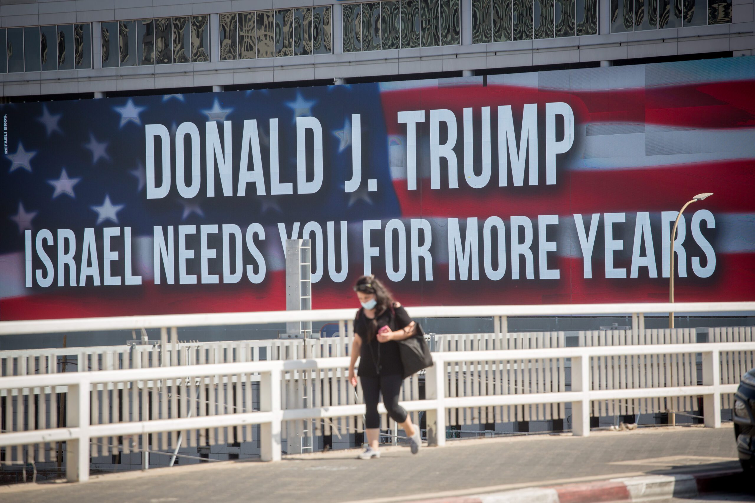 Plakat an der Ayalon-Autobahn in Tel Aviv zur Unterstützung von US-Präsident Donald Trump wenige Tage vor den US-Wahlen, 21. Oktober 2020. Foto: Miriam Alster/Flash90