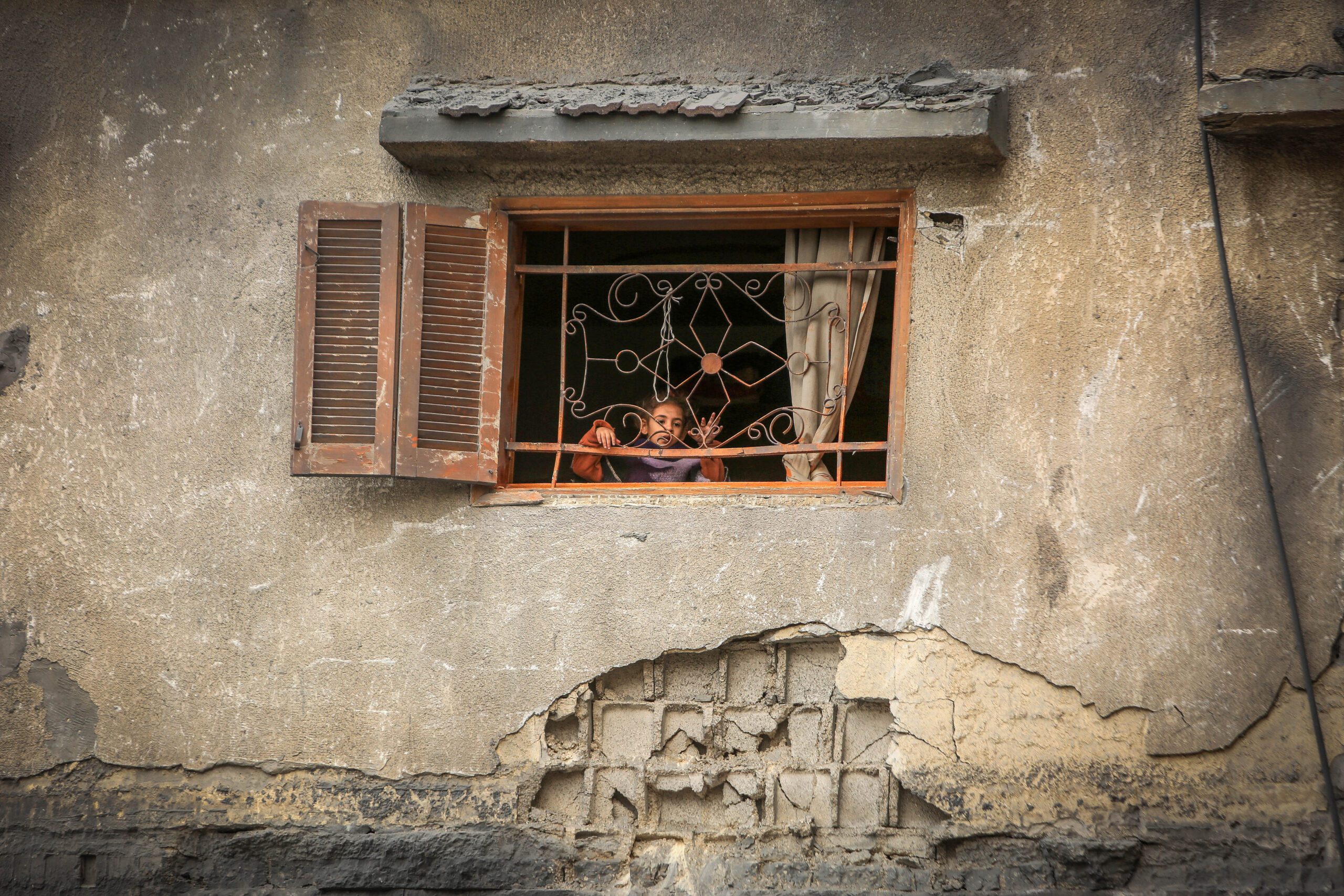 Palästinensisches Mädchen an der Einschlagstelle eines israelischen Luftangriffs in Rafah im südlichen Gazastreifen, 21. Dezember 2023. Foto: Abed Rahim Khatib/Flash90