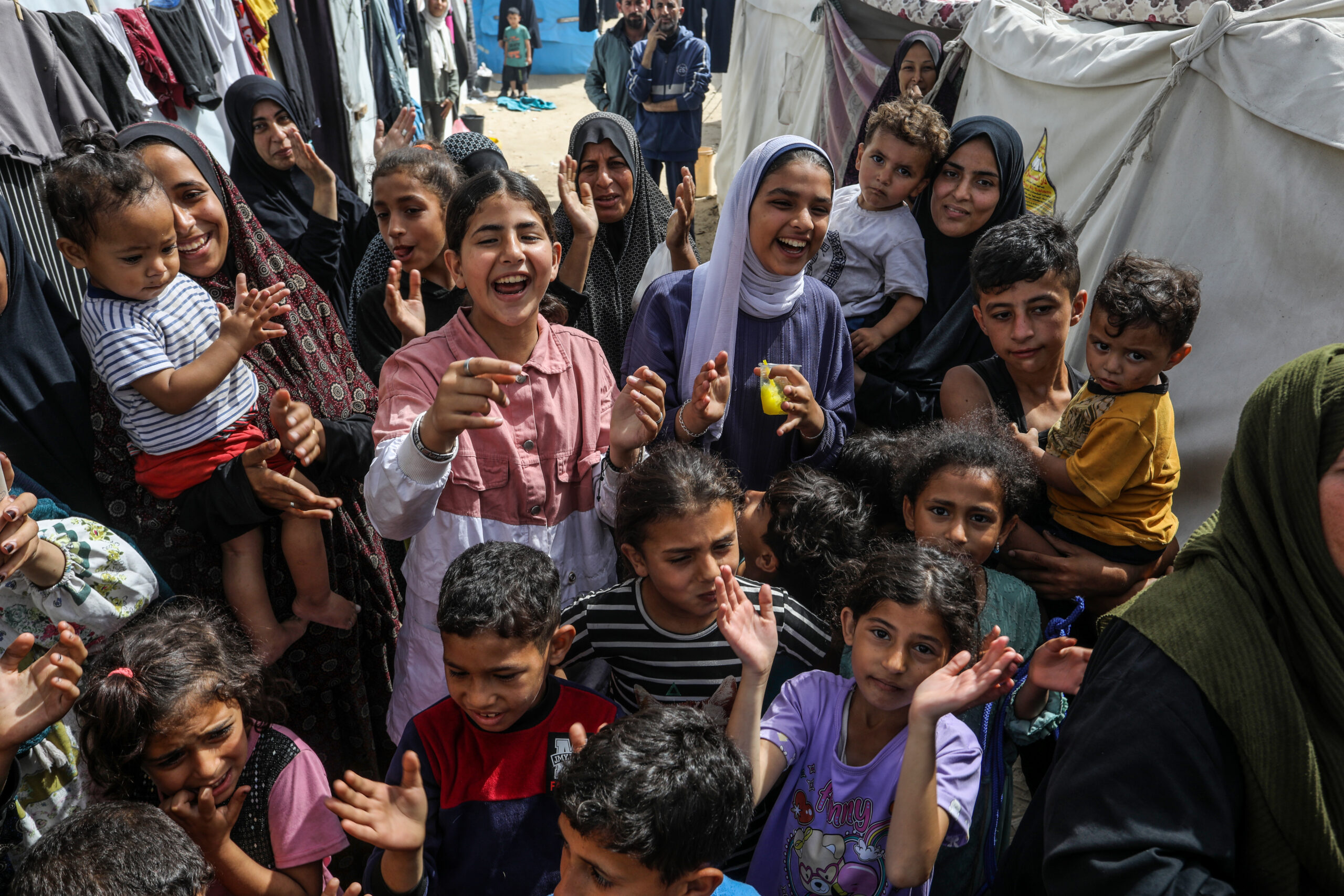 Die Familie Abu Anza, die aus Khan Yunis nach Rafah vertrieben wurde, feiert die Hochzeit ihrer Tochter inmitten der Zeltstadt am 23. April 2024. Foto: Abed Rahim Khatib/Flash90