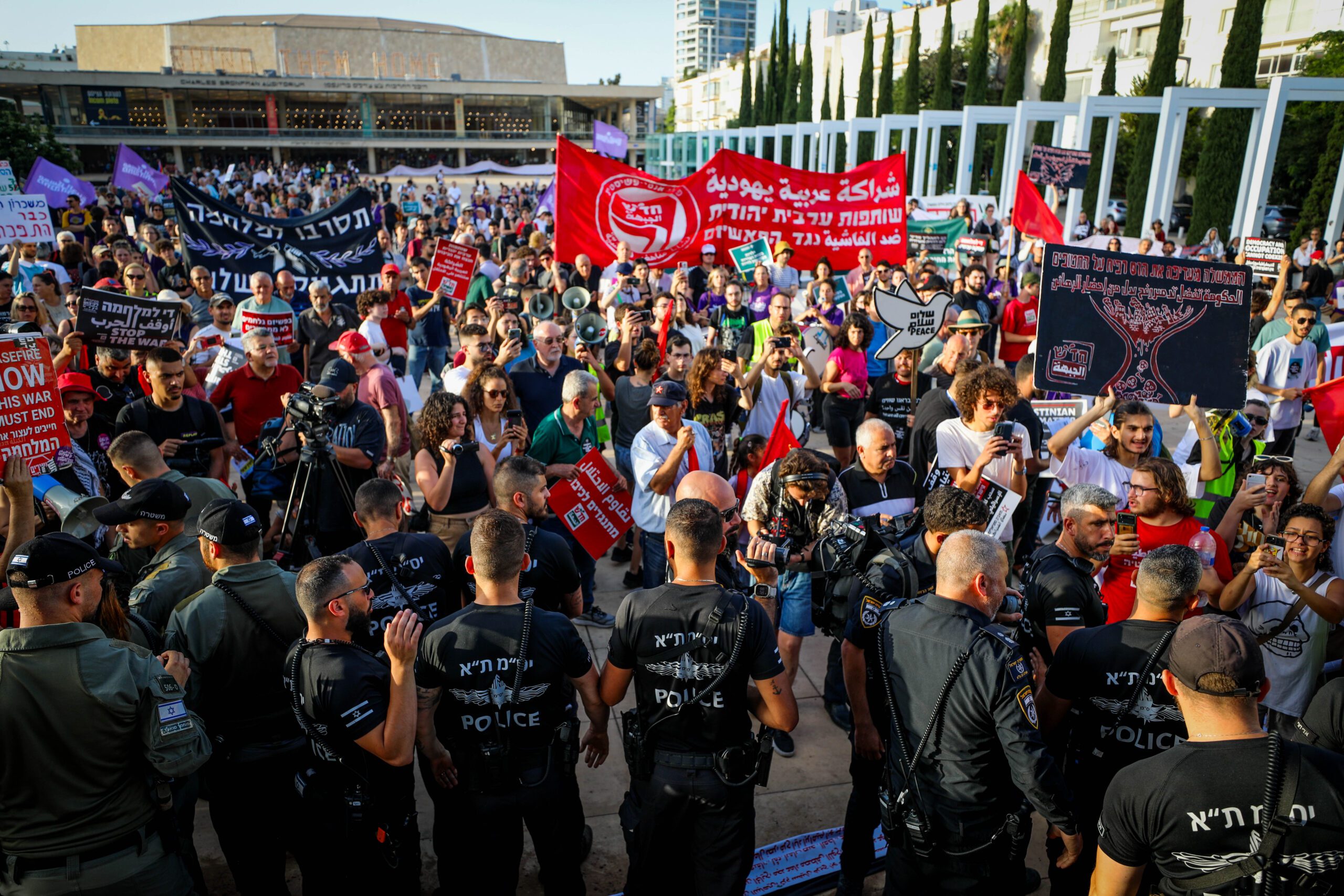Demonstrierende fordern ein Ende des Krieges im Gazastreifen, Habima Square in Tel Aviv, 8. Juni 2024. Foto: Flash90