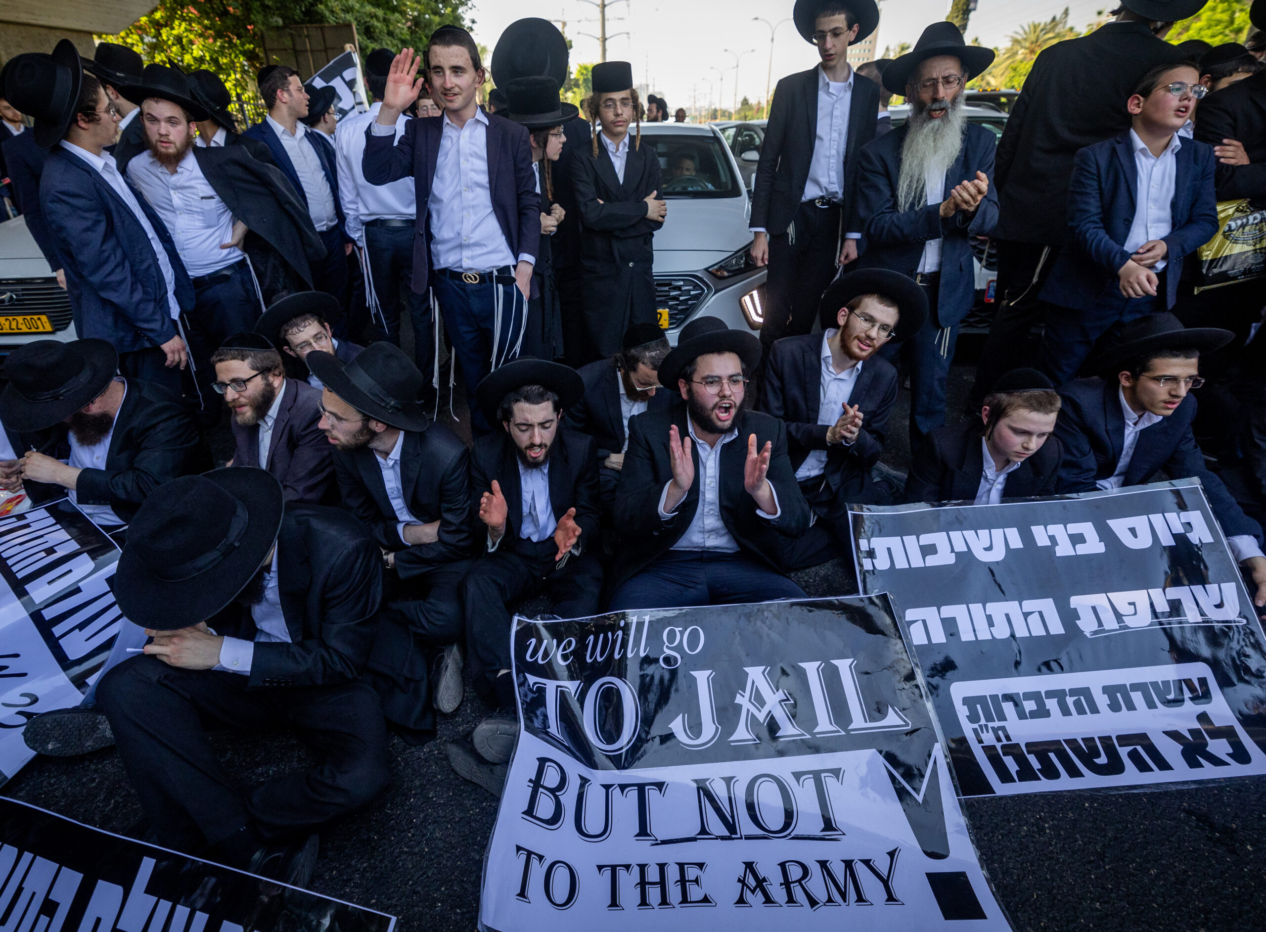 Ultraorthodoxe Juden stoßen bei einer Demonstration gegen ihre Einberufung in die israelische Armee in Bnei Brak mit der Polizei zusammen, 27. Juni 2024. Foto: Flash90