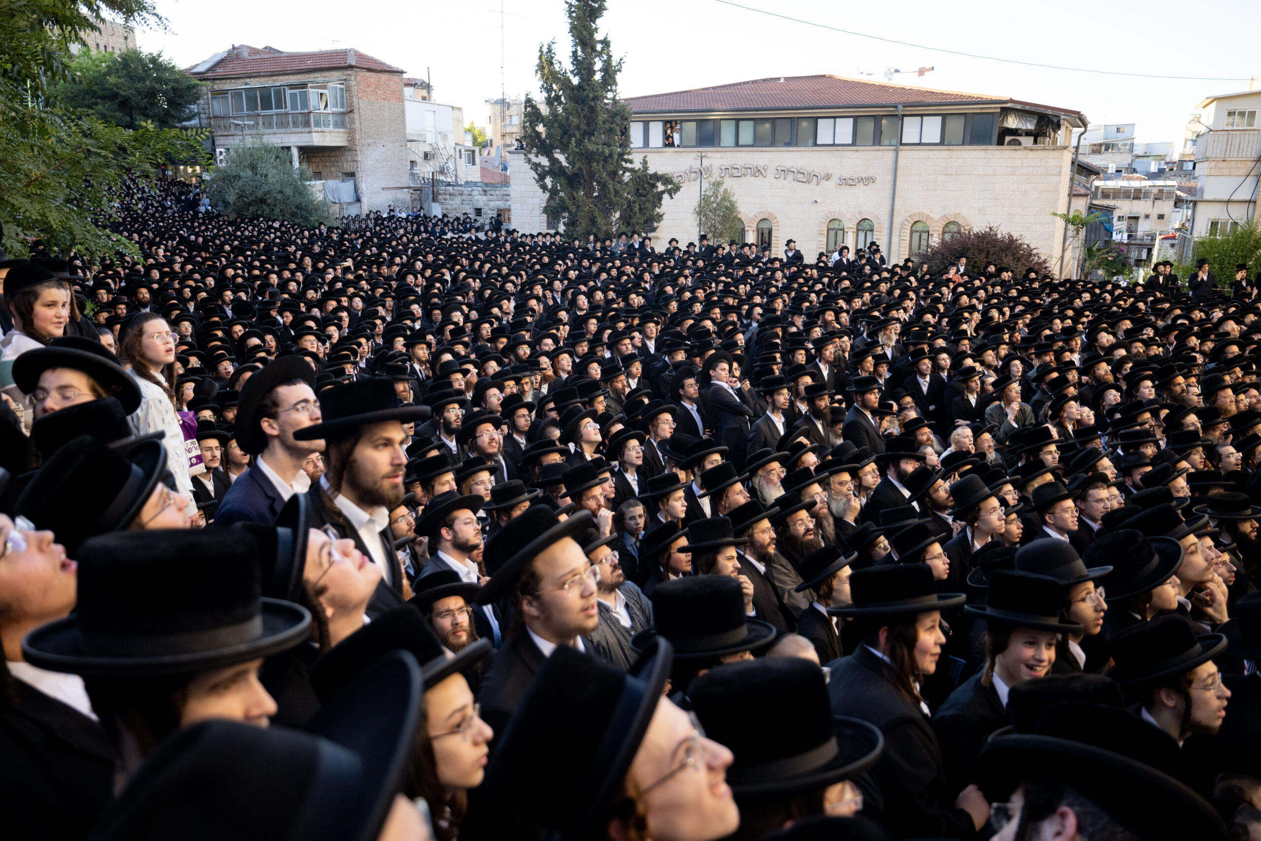 Tausende ultraorthodoxe Juden nehmen an einer Kundgebung gegen die Rekrutierung ultraorthodoxer Juden für die israelische Armee in Mea Shearim in Jerusalem teil, 30. Juni 2024. Foto: Flash90