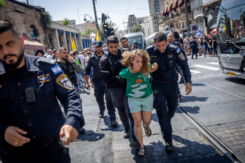 Israelische Polizeikräfte verhaften Demonstrierende bei einem Protest in Jerusalem, bei dem ein Ende des Krieges und die Freilassung aller Geiseln gefordert wird, Juli 2024. Foto: Yonatan Sindel/Flash90