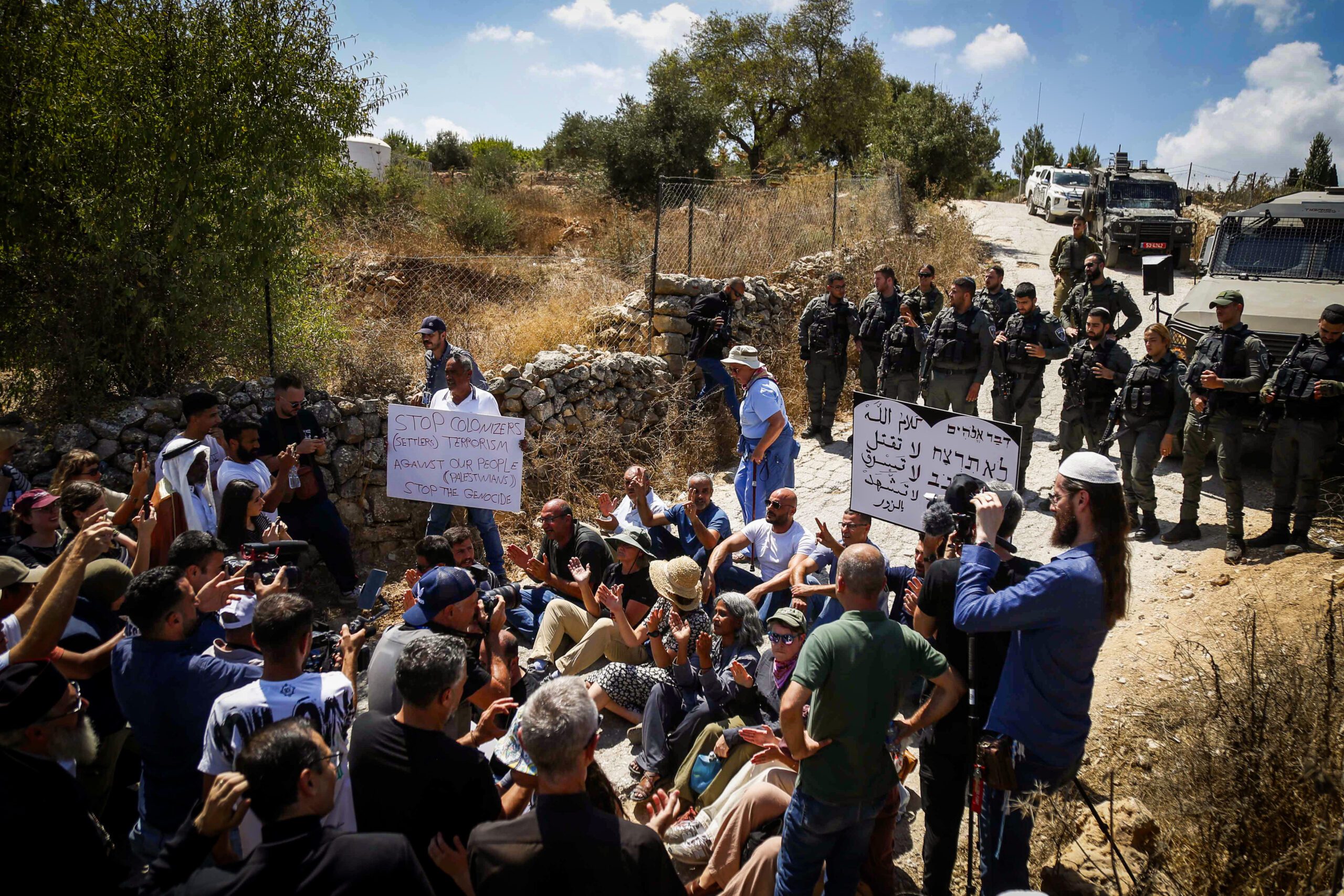 Palästinenser*innen und linke israelische Aktivist*innen protestieren gegen einen illegalen Siedlungsaußenposten auf dem Gebiet von Al-Makhrour, in der Nähe von Bethlehem, im besetzten Westjordanland, 3. September 2024. Foto: Flash90