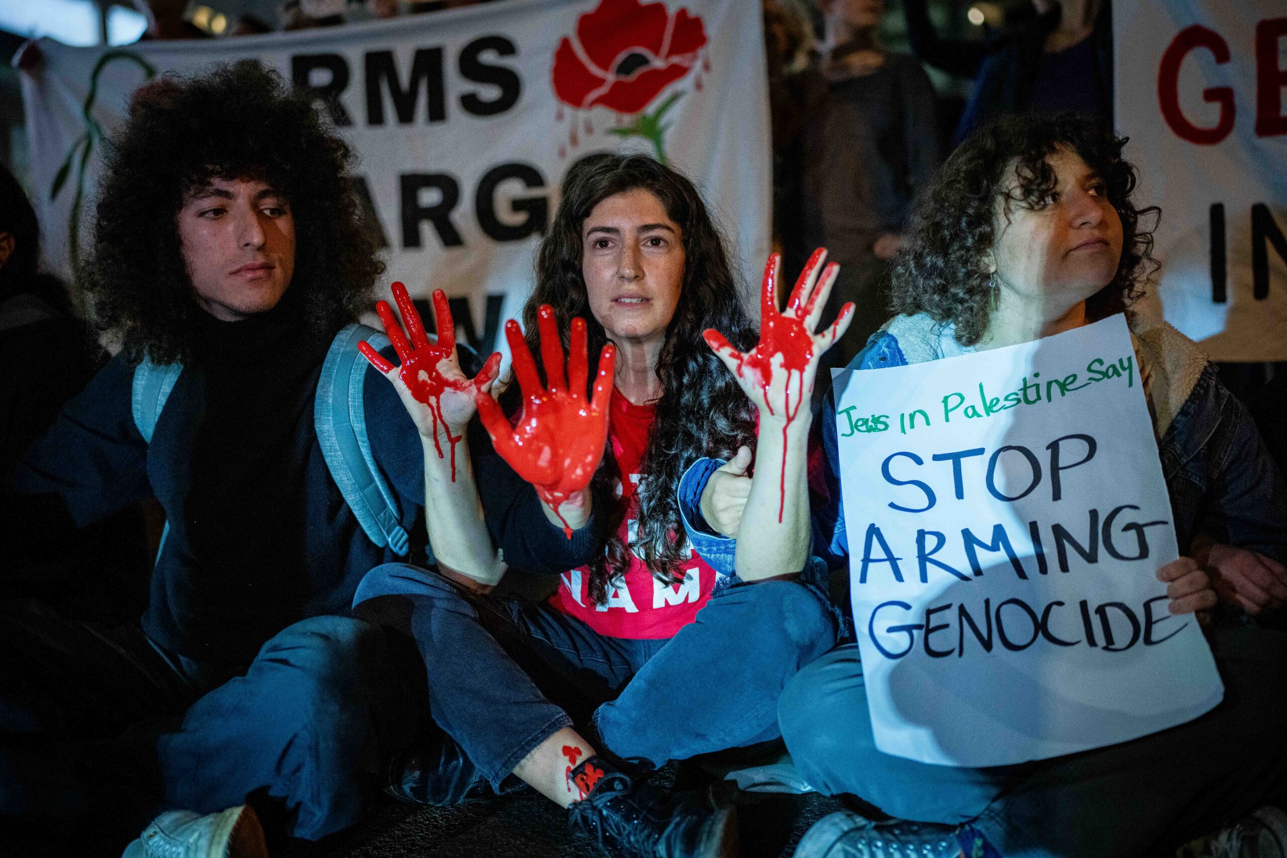 Linke Aktivist*innen protestieren vor der US-amerikanischen Botschaft für ein Ende des Krieges im Gazastreifen und im Libanon, 20. November 2024. Foto: Flash90