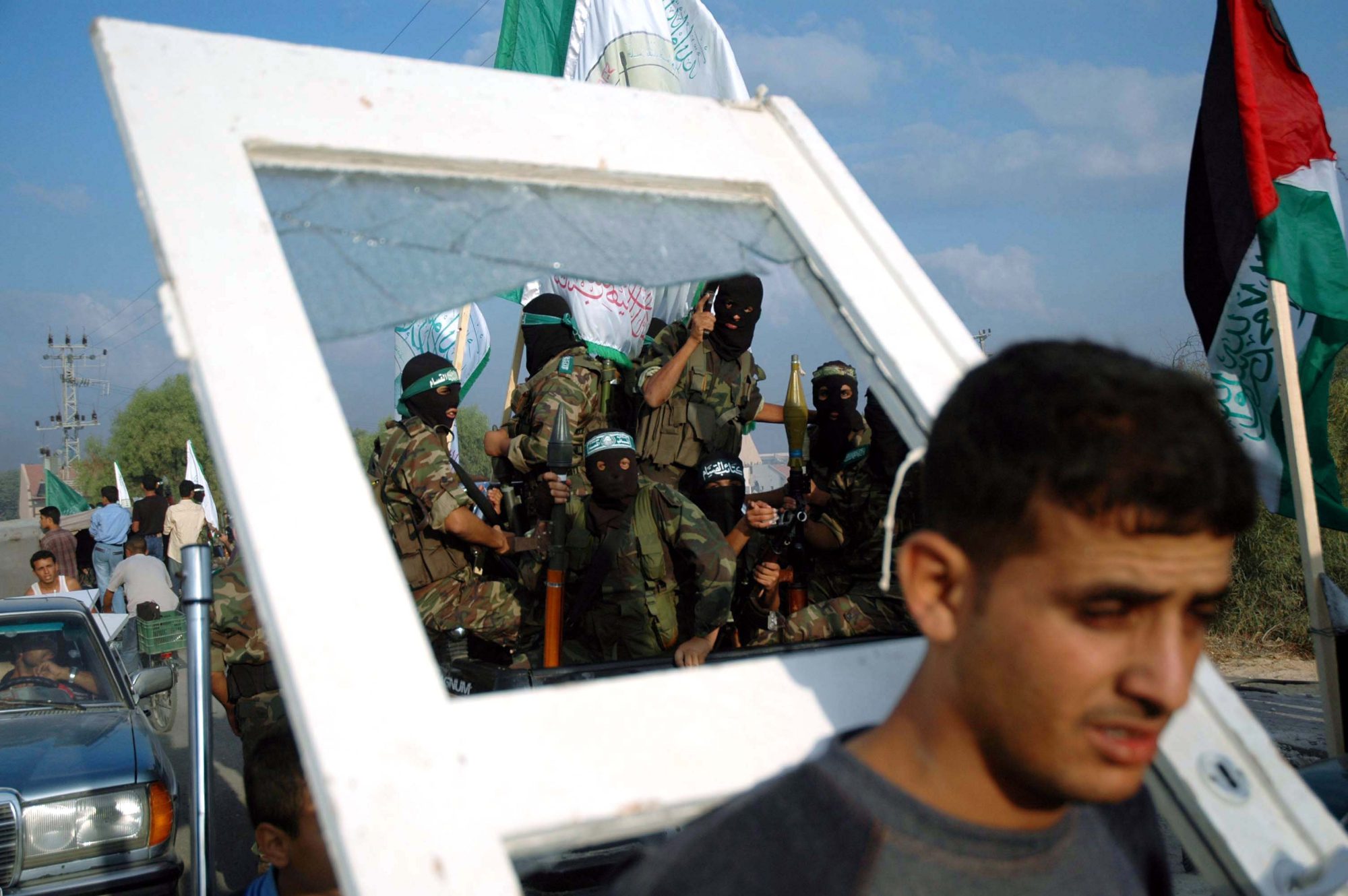 Palästinenser übernehmen den Siedlungsblock von GuschKatif nach dessen Räumung. 12. September 2005. (Flash 90)