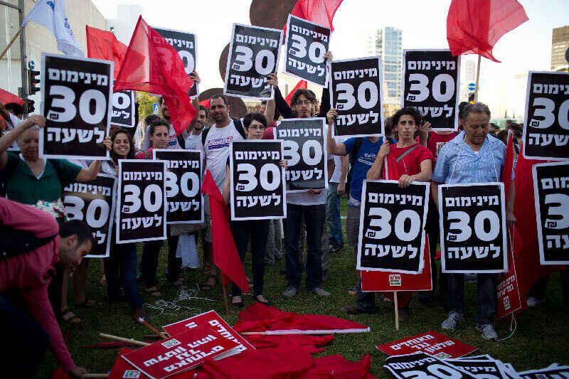  1.Mai Demonstration, auf den Schildern steht "Für 30 Shekel Mindestlohn", Tel Aviv, 2014. (Foto: Activestills)