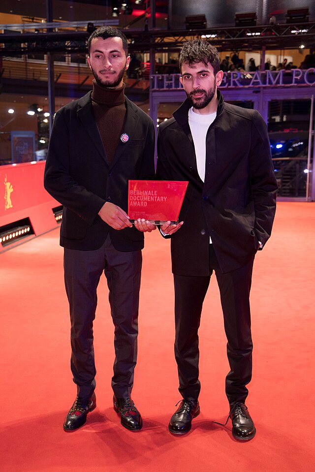 Basel Adra und Yuval Abraham auf der Berlinale am 24. Februar 2024 mit dem Dokumentarfilmpreis für «No Other Land». Foto: wikicommons