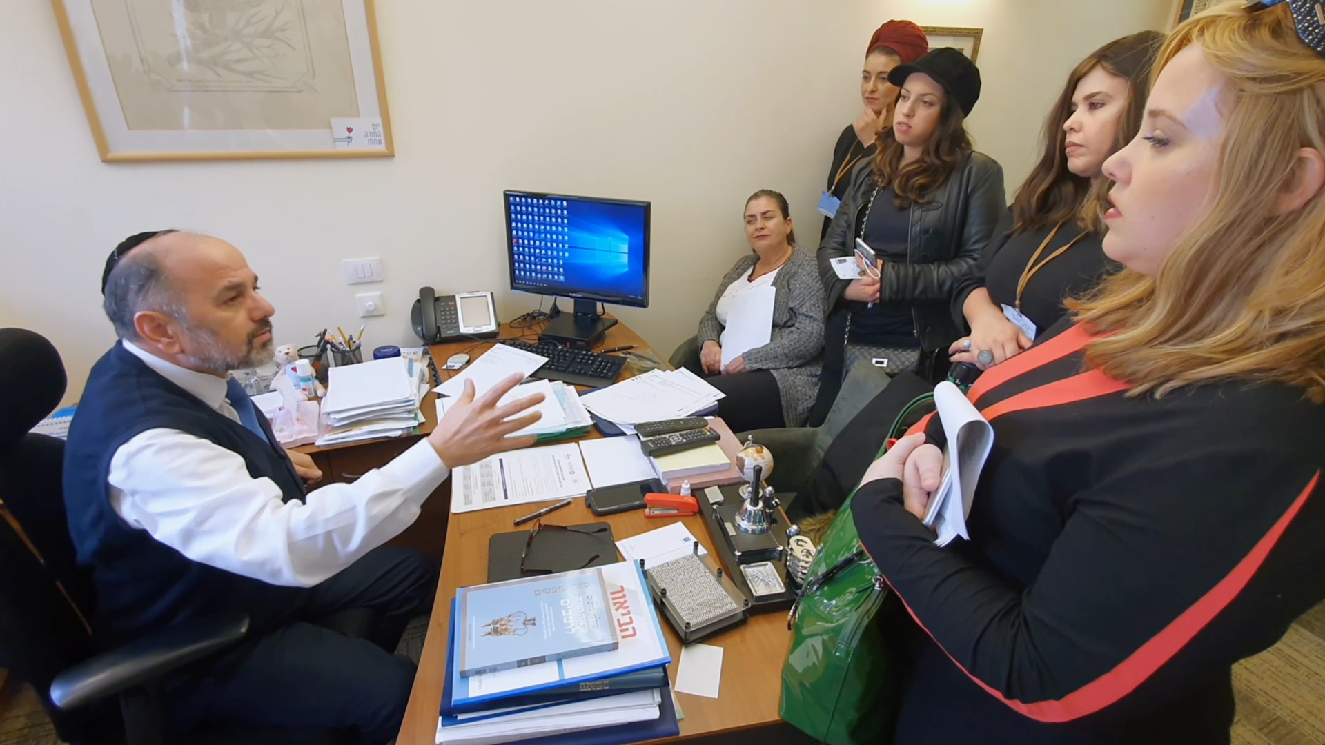  Die Frauen der Niwcharot-Bewegung im Gepräch in der Knesset, 2021. Foto: Anna Somershaf