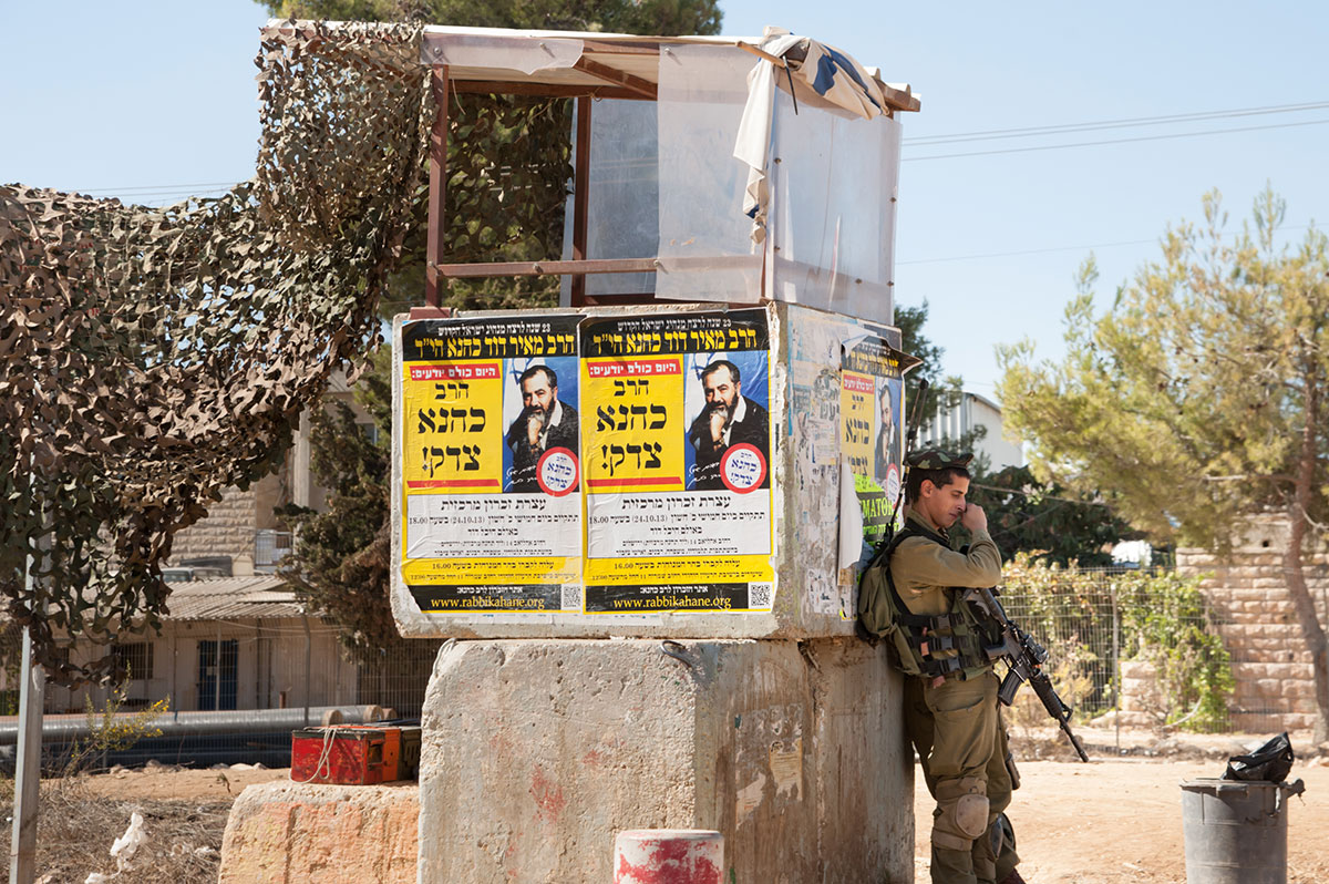  Poster mit einem Bild von Meir Kahane auf dem steht: “Kahane hatte Recht”, Gush Etzion Checkpoint, Westbank, 2013. Foto: Activestills
