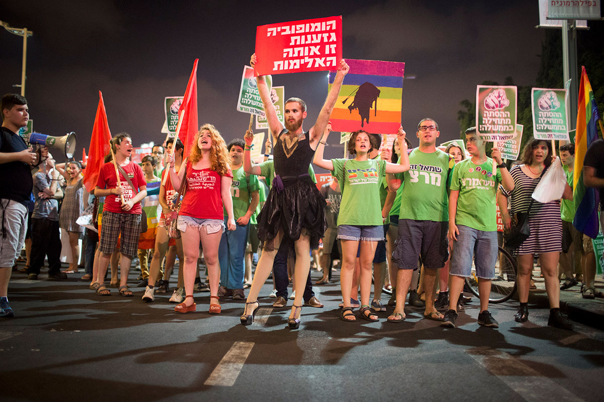  Protest gegen rechtsradikale Gewalt in Reaktion auf den Brandanschlag in Duma und Angriffe auf die LGTBQi Community. Auf dem Schild in der Mitte steht: „Homophobie; Rassismus; dass ist die gleiche Gewalt“ Tel Aviv, 2015. Foto: Activestills