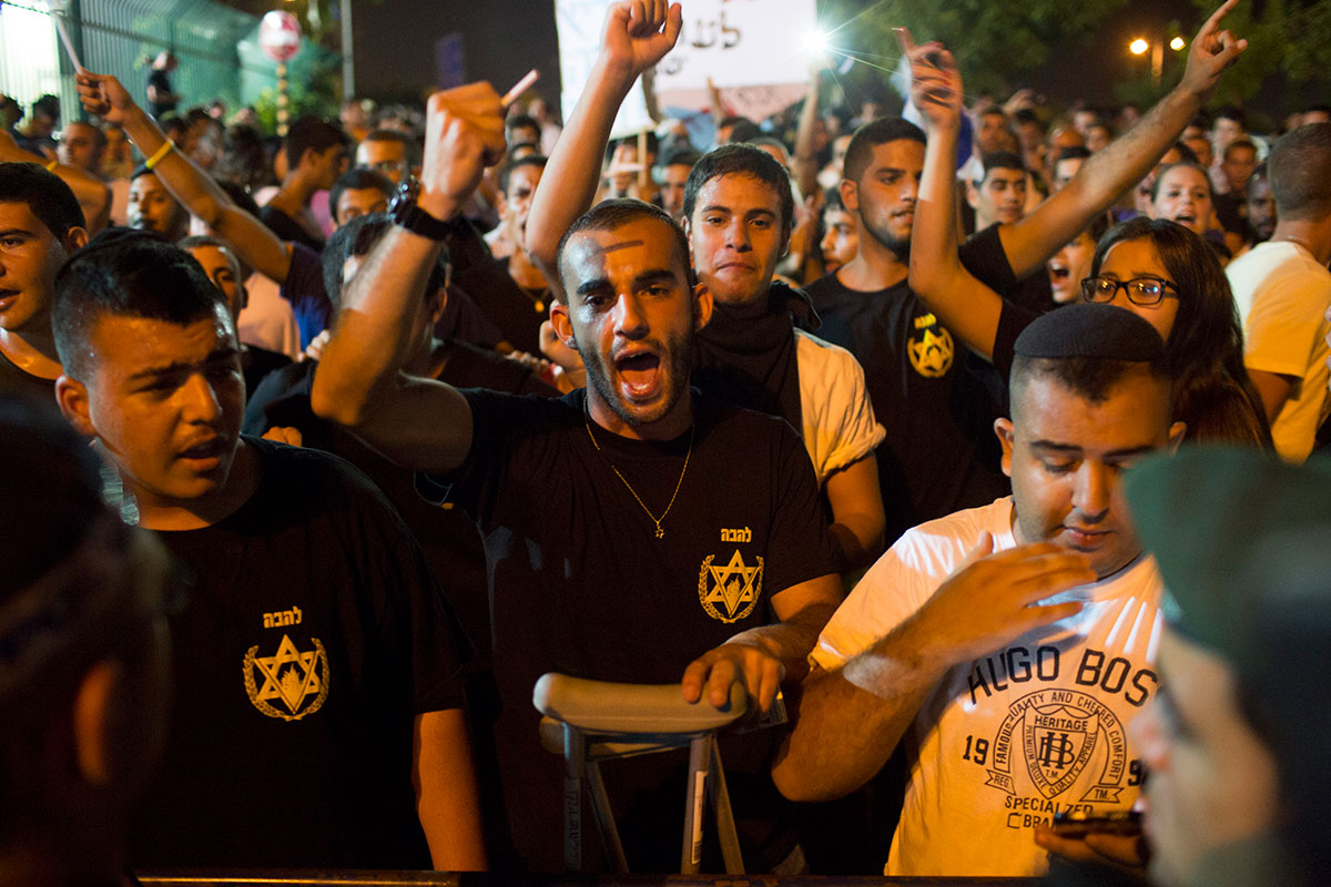  Mitglieder der „Lehava“-Organisation auf einem Protest gegen eine jüdisch-arabische Hochzeit in Rishon Letzion, Israel. 2014
