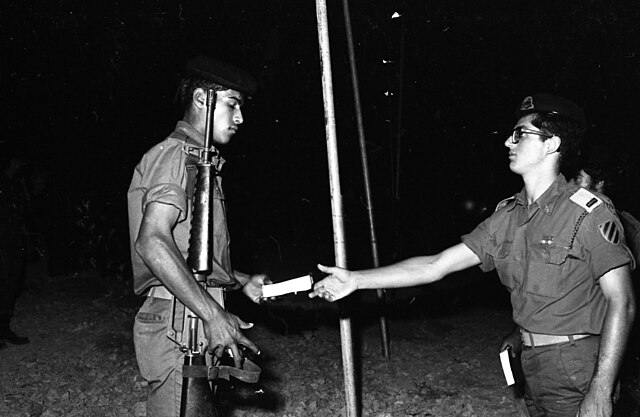 Vereidigungszeremonie mit der hebräischen Bibel für neu rekrutierte Soldaten der israelischen Armee in Massada, 1974