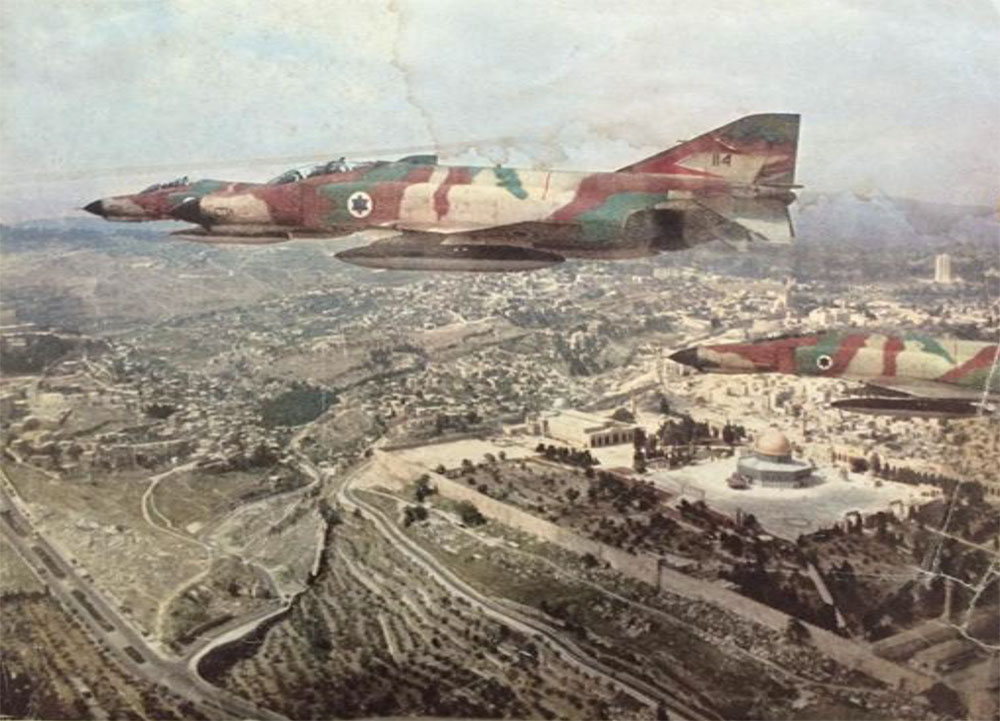  Israelische Militärflugzeuge proben den Überflug über Jerusalem für den Unabhängigkeitstag, ca. 1970.