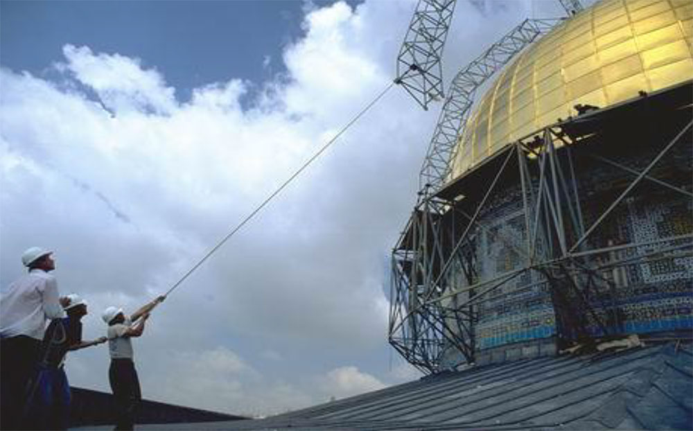  Abbau des Baugerüsts nach Renovierung und Vergoldung der Kuppel des Tempeldoms, 1994. Fotografin: Varda Polak Sam