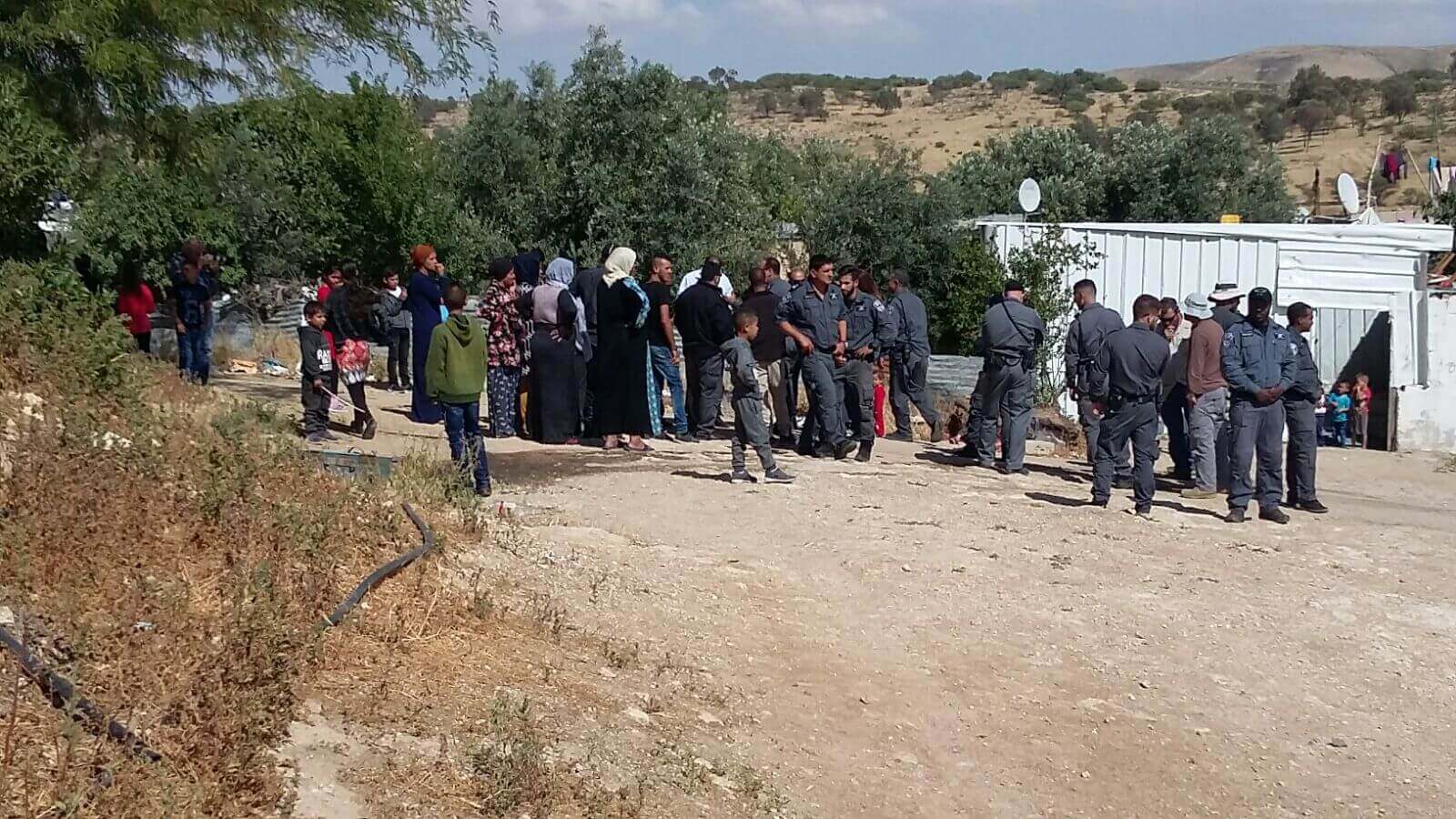  Polizeikräfte besuchen Umm al-Hiran, überwachen den Eigenabriss durch die Bewohner*innen, die die Vereinbarung unterschrieben haben und üben Druck auf jene aus, die nicht unterschrieben haben, ihre Unterschrift noch zu leisten. Die Bilder wurden am 22. April 2018 von einer Bewohnerin fotografiert, die am Yusawiruna Foto-Dokumentations-Projekt teilnimmt, das vom Negev-Koexistenz Forum für gesellschaftliche Gleichberechtigung durchgeführt und von der Rosa Luxemburg Stiftung gefördert wird.