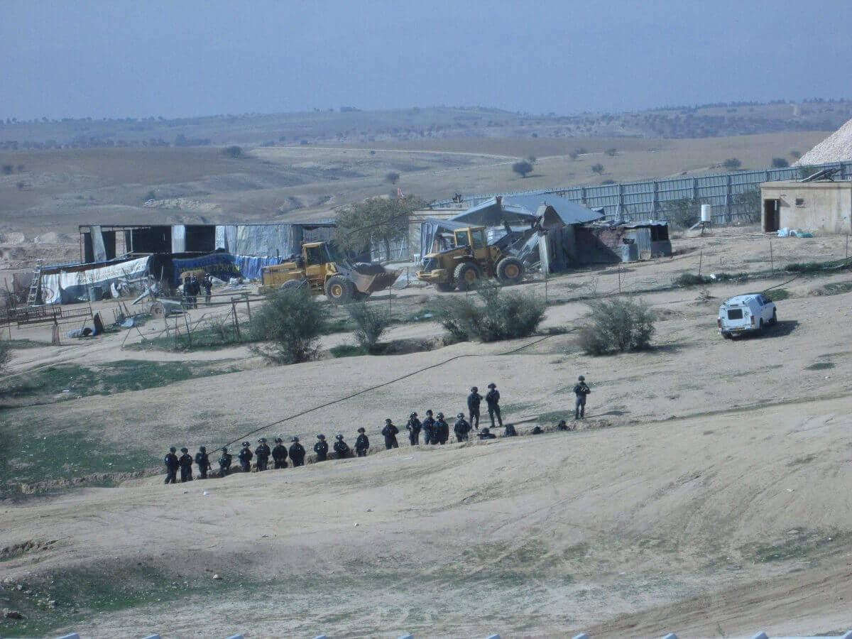 Polizeikräfte sichern die Abrissarbeiten. Foto: Jusawiruna Fotograf*innen Kollektiv