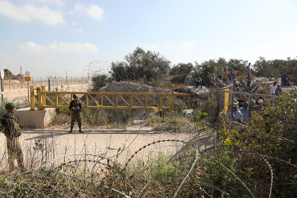  Palästinensische Bauern in Deir al-Ghusun fordern freien Zugang zu ihren Feldern, der ihnen durch die militärische Sperranlag verwehrt wird, 2017. Foto: Activestills