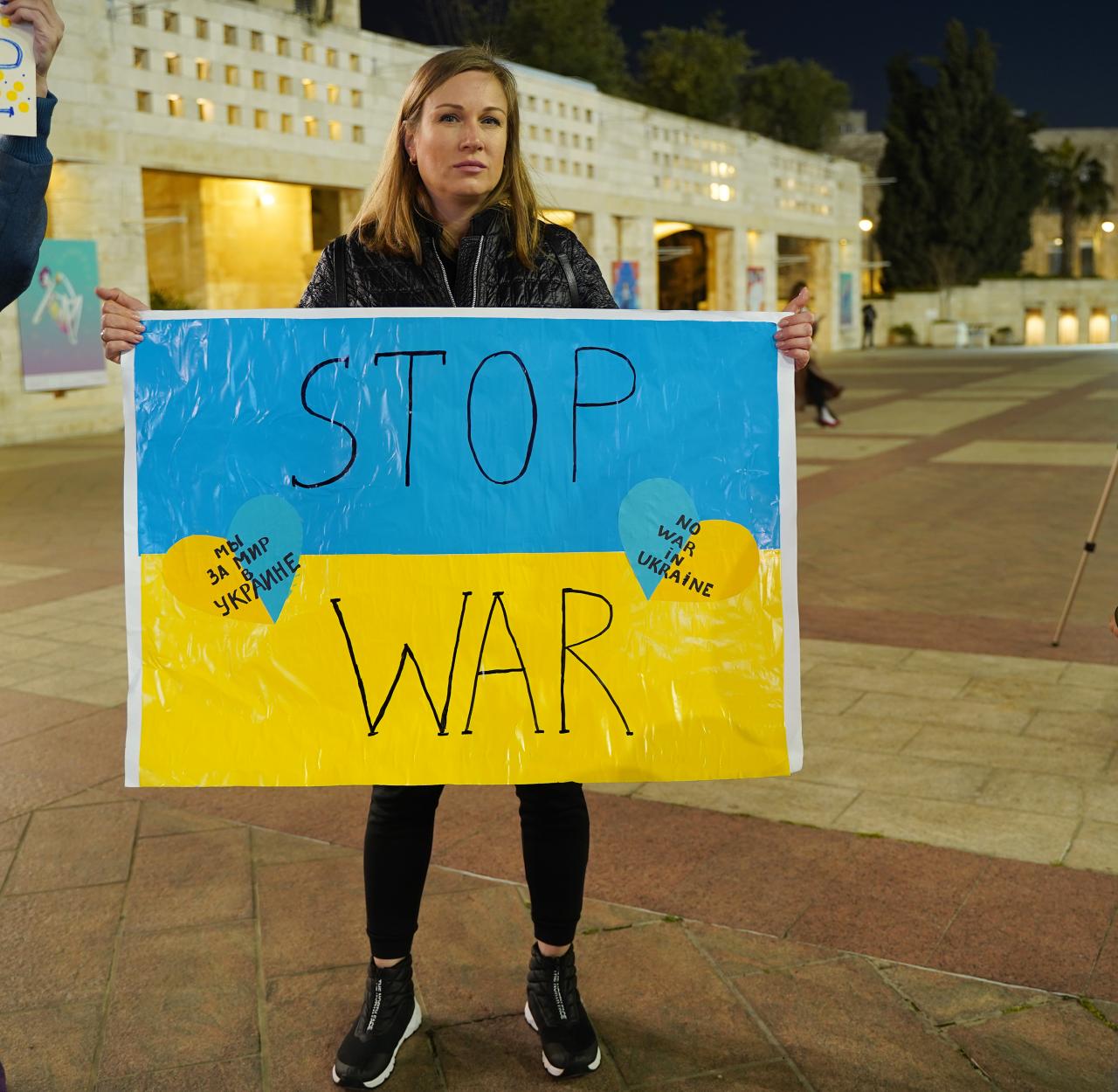 Demonstration auf dem Safra-Platz gegen den Krieg in der Ukraine und gegen Putin in Jerusalem, März 2022. Foto: Lena Kuznetsova Horesh (Shatil Stock)