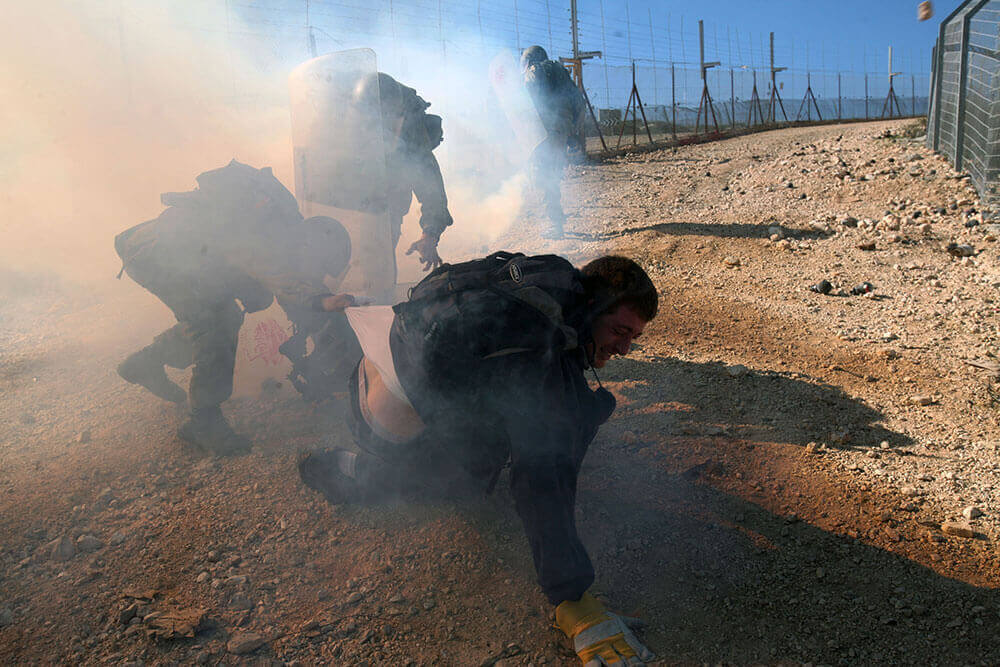  Israelische Soldaten versuchen, Edo während einer Demonstration gegen die Sperranlage in Bil'in im Jahr 2010 festzunehmen.