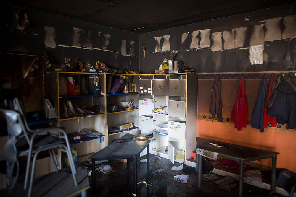  Die jüdisch-arabische bilinguale Schule „Max Rayne – Hand-in-Hand“ nach einem Brandanschlag von rechtsradikalen jüdischen Nationalist*innen. Die Schule ist südlich von Jerusalem und in der Nähe vom palästinensischen Bezirk Beit Safafa gelegen, 2014. Foto: Activestills