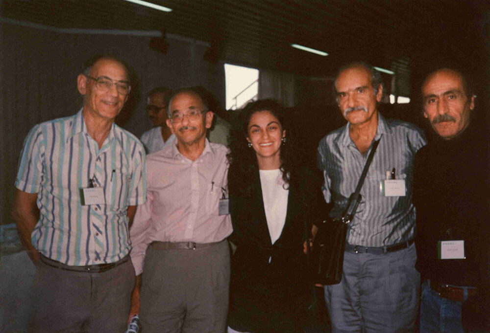  Teilnehmer*innen der "irakischen Delegation" die nach Toledo reiste. (V.l.n.r Sami Michael, David Semah, Ella Shohat, Shimon Ballas, und Yosef Shiloach)