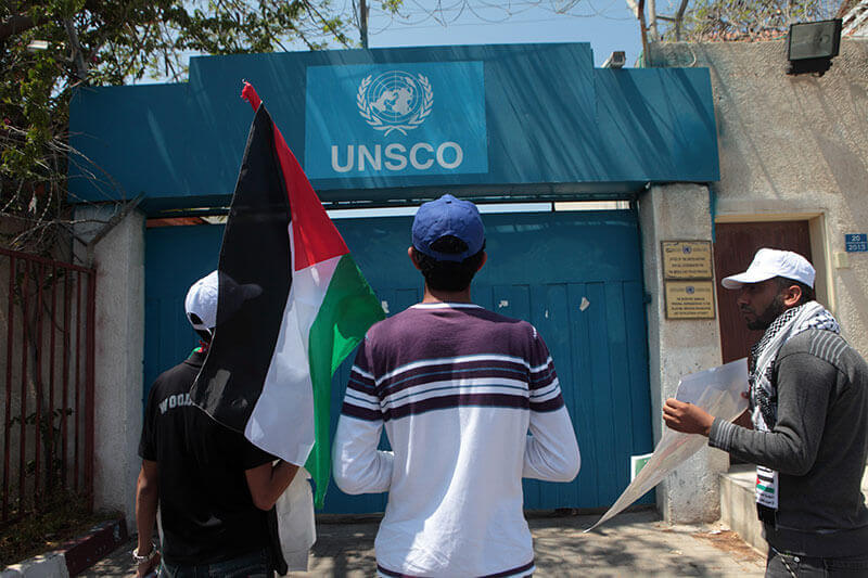  Palästinenser protestieren vor dem Gelände des UN-Sonderkoordinators in Gaza, 15.5.2012 (Foto: Activestills)