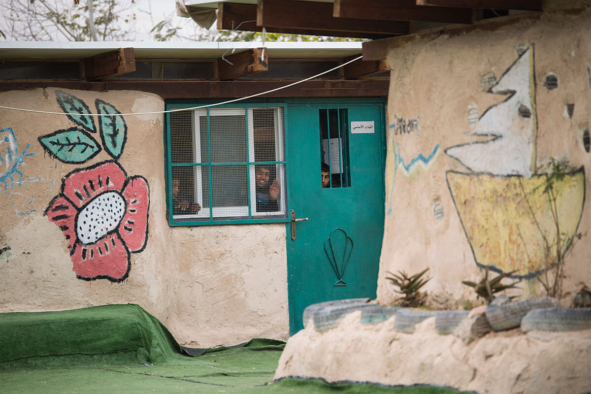  Die örtliche, aus Autoreifen und Lehm errichtete Schule in Khan al-Ahmar. Foto: ActiveStills