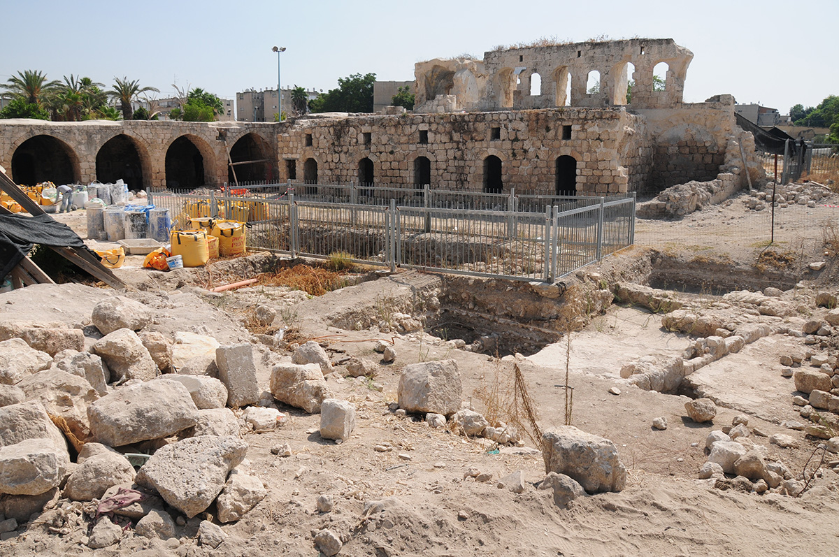  Khan al-Hilu während der Renovierungsarbeiten, Lod, Oktober 2013. Foto: wikicommons