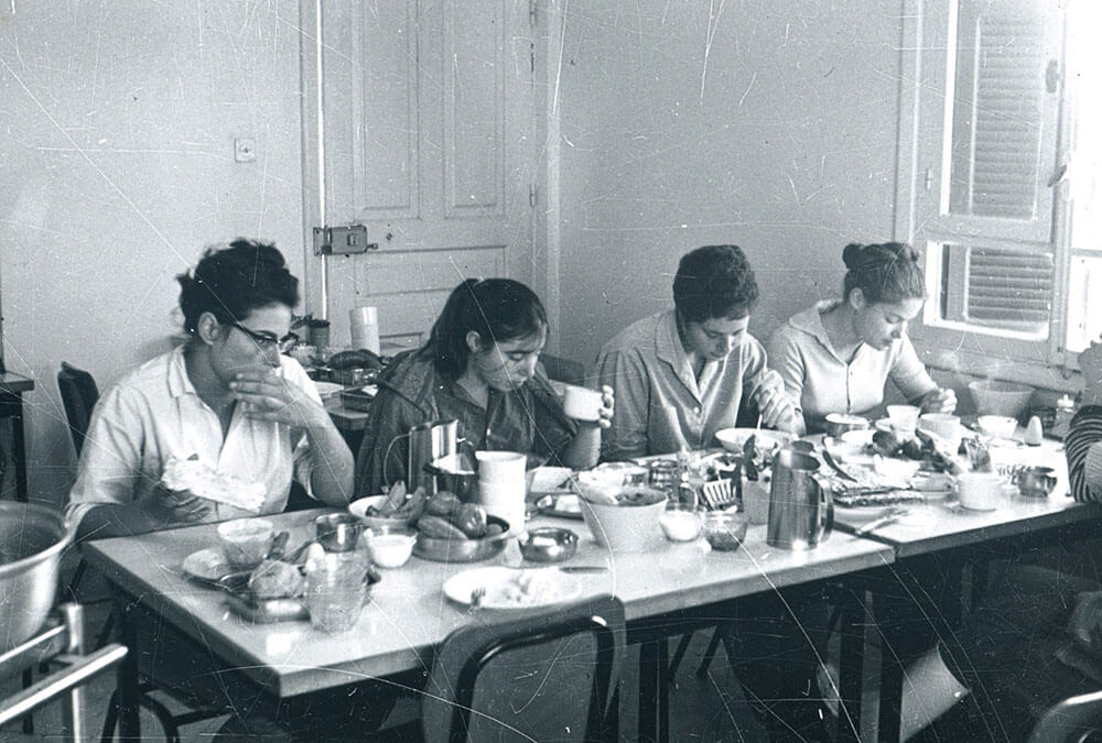  Der Speisesaal des Kibbutz Merom Golan wurde zwischen 1968 und 1972 fotografiert. Foto: GPO