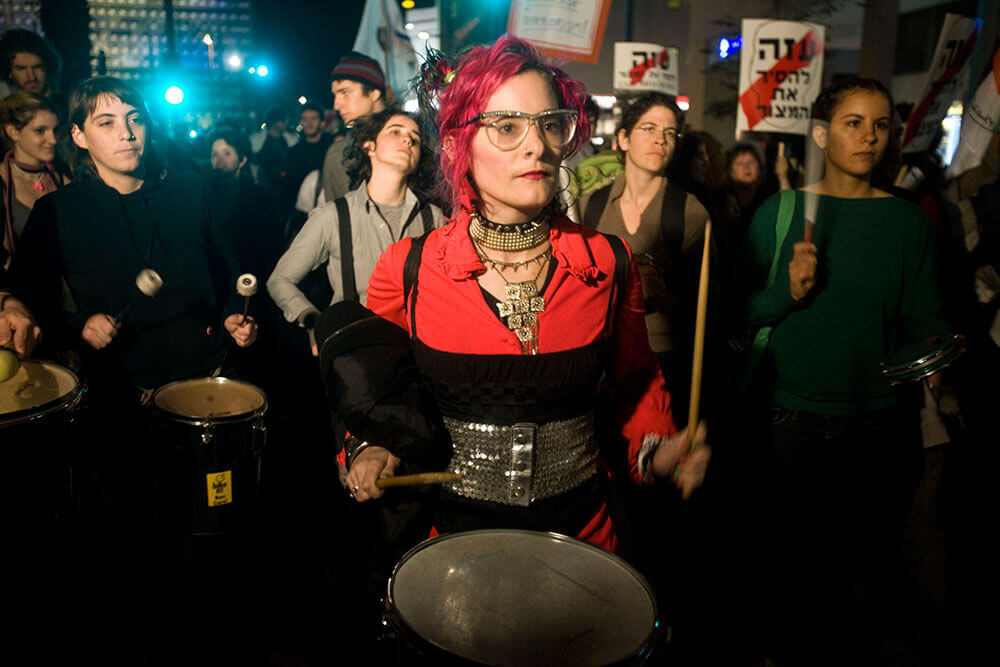 Liad marschiert mit einer Gruppe von radikalen Trommlerinnen bei einer Demonstration in Tel Aviv im Jahr 2010 gegen die Blockade des Gazastreifens.