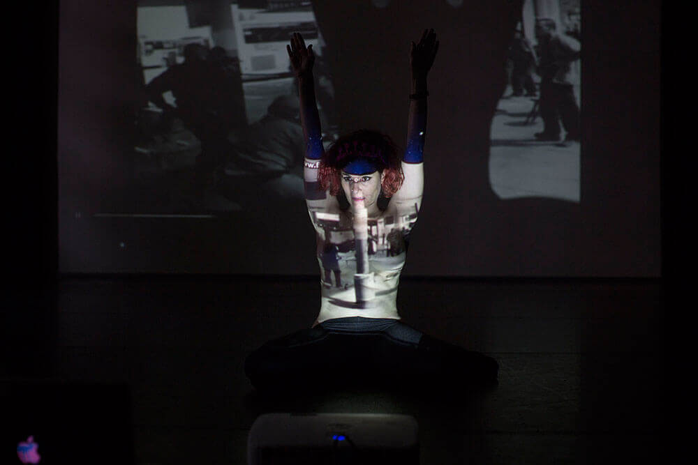  Liad bei den Proben für eine neue Performance in Berlin im Jahr 2016. In der Performance verwendet sie Aufnahmen von Überwachungskameras, die israelische Polizist*innen und Soldat*innen zeigen, die auf Palästinenser*innen schießen. In einigen Fällen hatten die Palästinenser*innen zuvor versucht, Israelis anzugreifen.