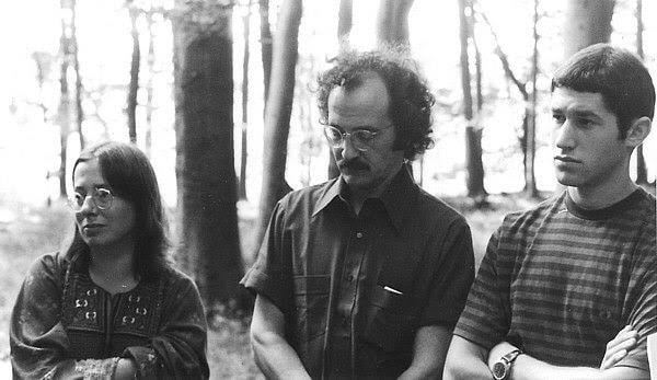  Postone am Grab von Herbert Marcuse, 1979. Foto: marcuse.org