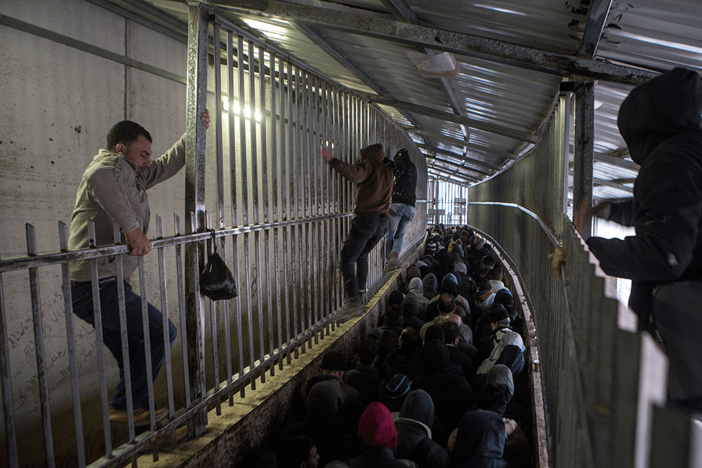  Palästinenser*innen auf dem Weg zur Arbeit in Israel. Bethlehem-Checkpoint in der Westbank, 2017. Foto: Activestills