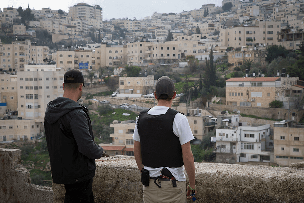  Private Sicherheitsleute in einem von Siedlern besetzten Gebäude in Silwan. Ost-Jerusalem, 2016. Foto:Activestills