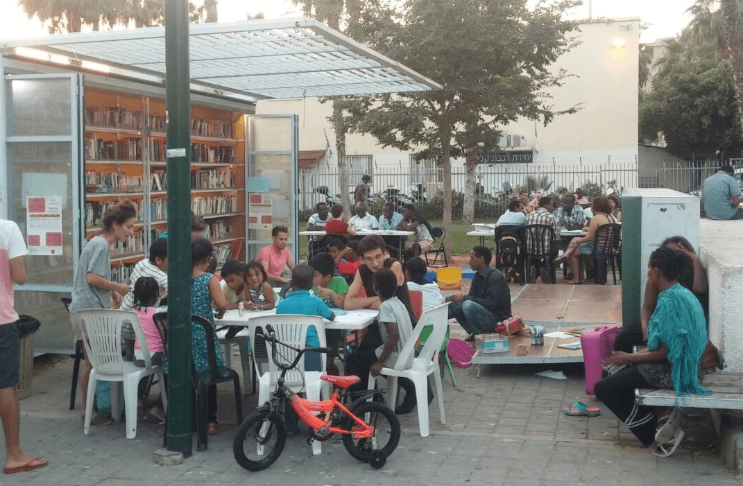  Blick auf die Gartenbibliothek  (Garden Library) im Levinskypark, Süd-Tel Aviv, 2012.